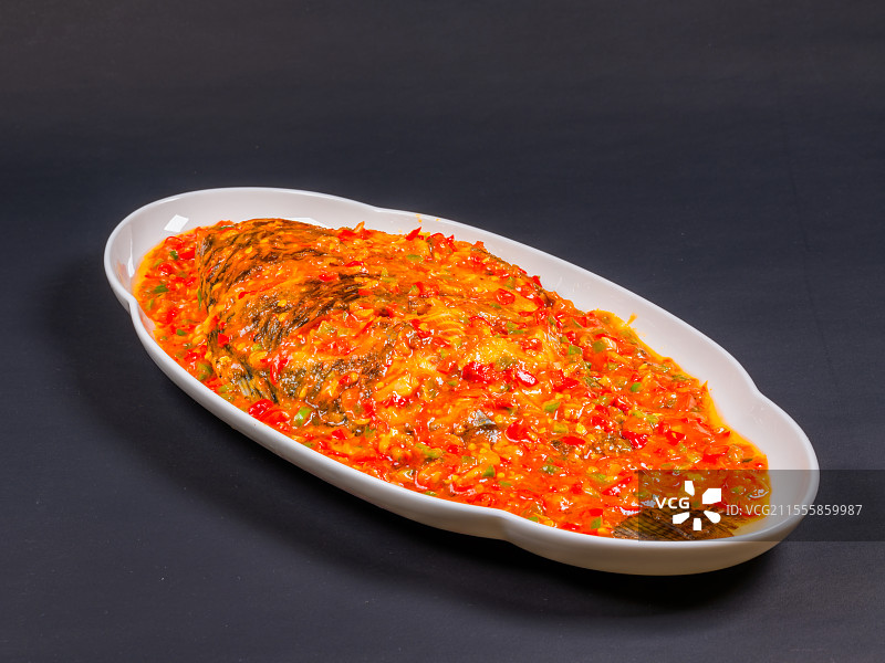 红烧罗非鱼与暗调背景图片素材