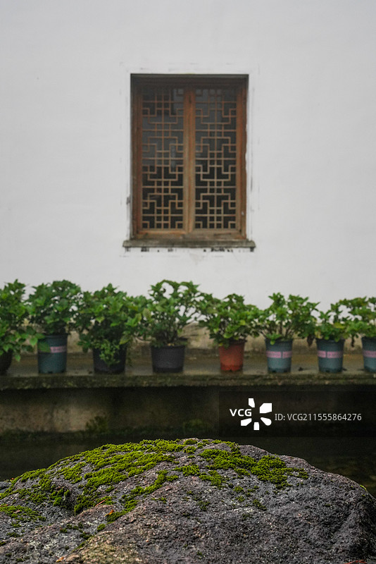 深山云雾中的青阳县翠峰寺图片素材