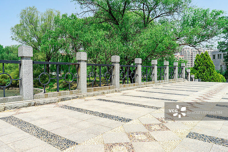 中国山东泰安市都市风光拍摄主题，凤凰湖拱桥上的铺路石人行道桥梁，户外白昼无人图像摄影图片素材