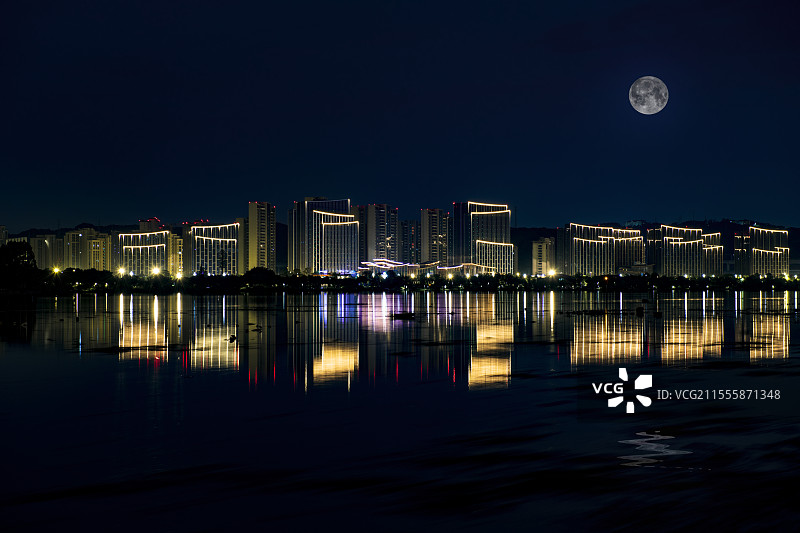 闽江的满月与金碧辉煌的建筑倒映在流动的江水中 仿佛水下是一个与岸上对称的一模一样的世界图片素材