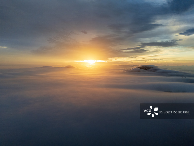 日落云海航拍视角图片素材