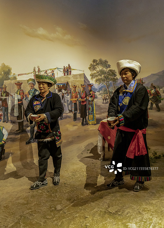 青海省博物馆“非物质文化遗产精品展”：土族婚礼（土族婚礼，一般分提亲、定亲、送礼、婚礼仪式等程序）图片素材