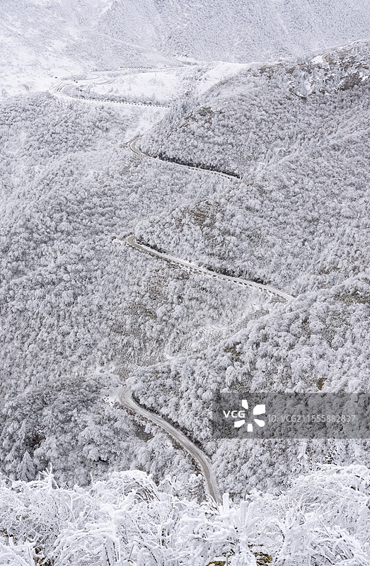 大雪后蜿蜒的山路图片素材