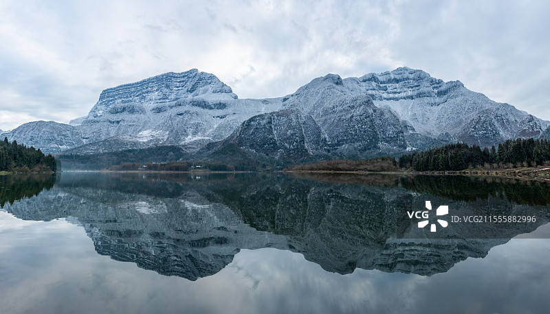 冬天大瓦山雪景倒影图片素材