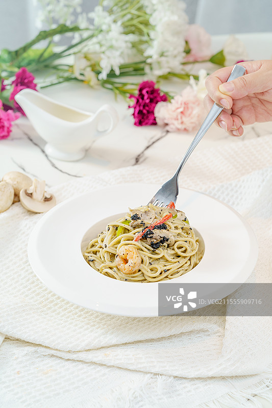 清新背景下的意大利面图片素材