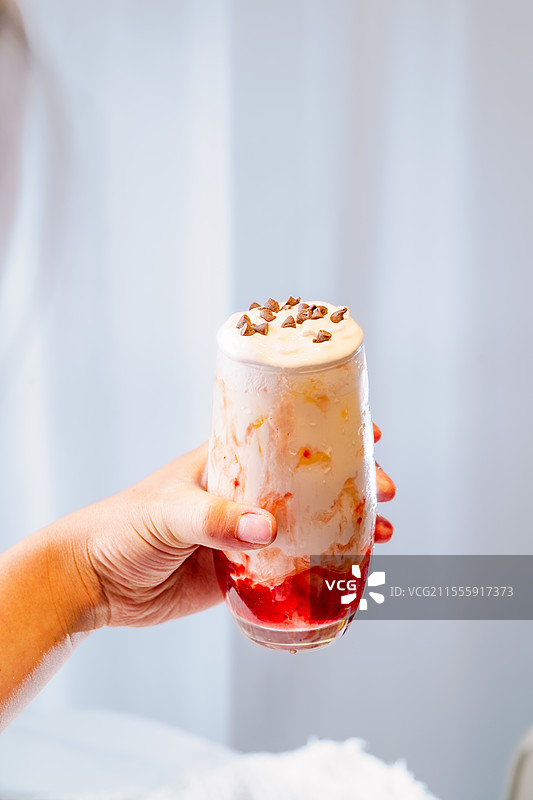 简单背景下的水果圣代图片素材