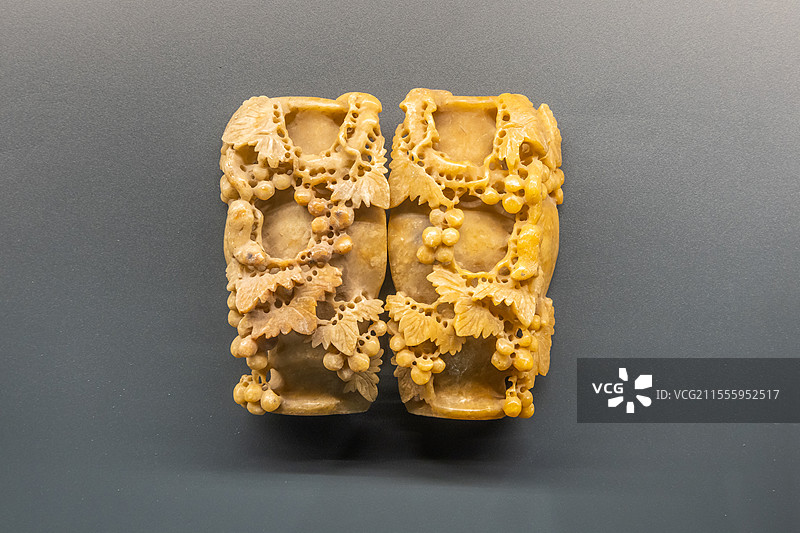 青海省博物馆玉雕葡萄笔插瓶明代1368-1644年乐都区瞿昙寺图片素材