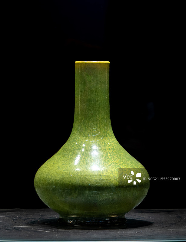 古董，陶瓷工艺品，清代，蟹甲青釉荸荠瓶图片素材