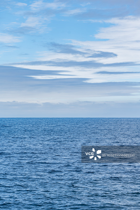 干净明亮的海边风光天际线反射倒影背景图图片素材