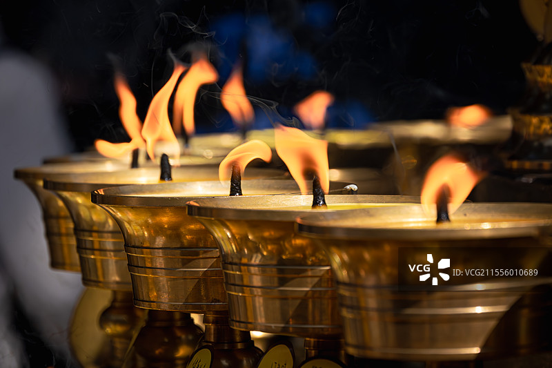 广仁寺，火焰跳动的酥油灯图片素材