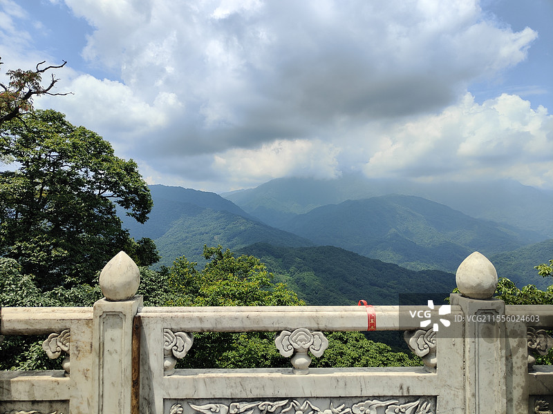 夏天在青城山老君阁俯视群山图片素材