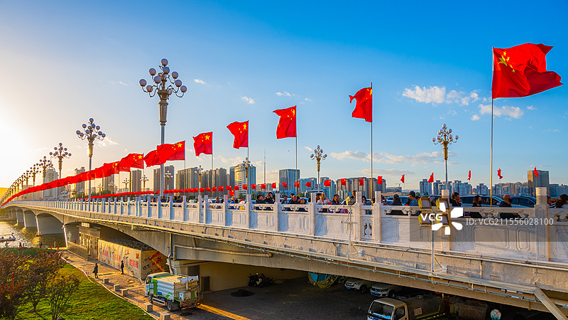 迎泽大桥红旗飘扬，三晋第一街实至名归图片素材