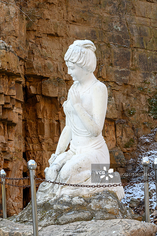 北京平谷京东石林峡风景区岩壁下的石雕女神图片素材