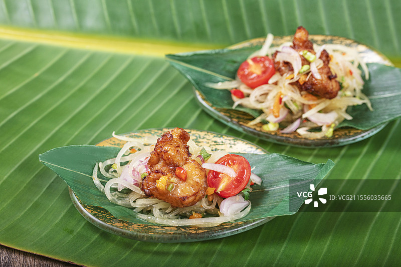 绿叶盘装的特色鸡肉凉拌菜图片素材