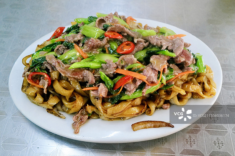 潮汕特色美食牛肉炒粿条图片素材