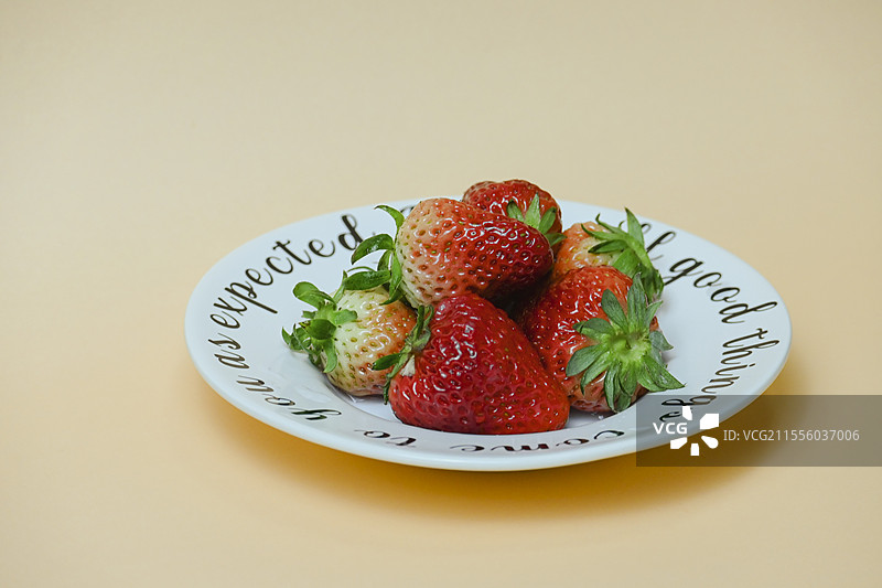 盘子里的草莓图片素材