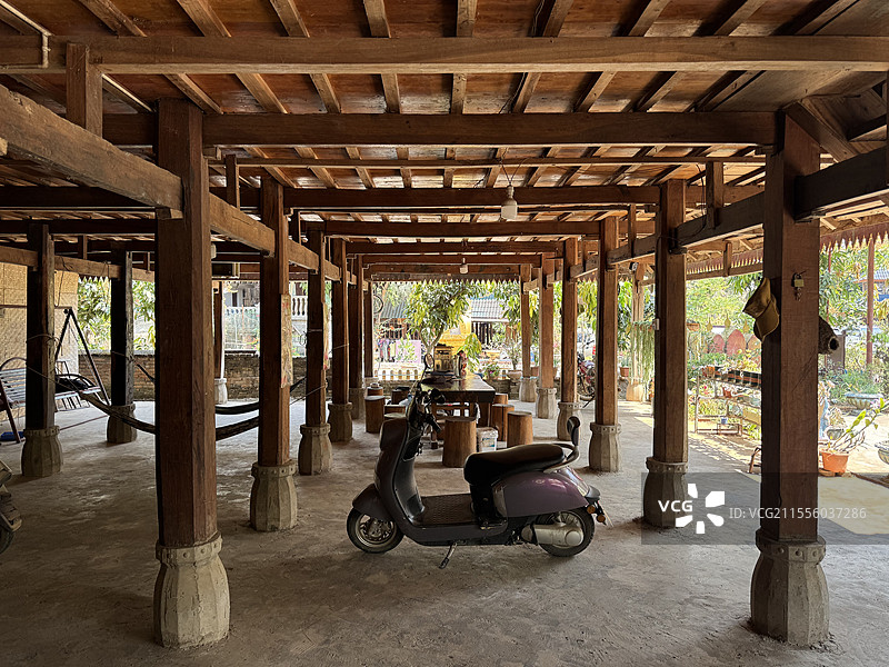 传统傣族建筑的一层空间，架高底层楼层，云南西双版纳图片素材