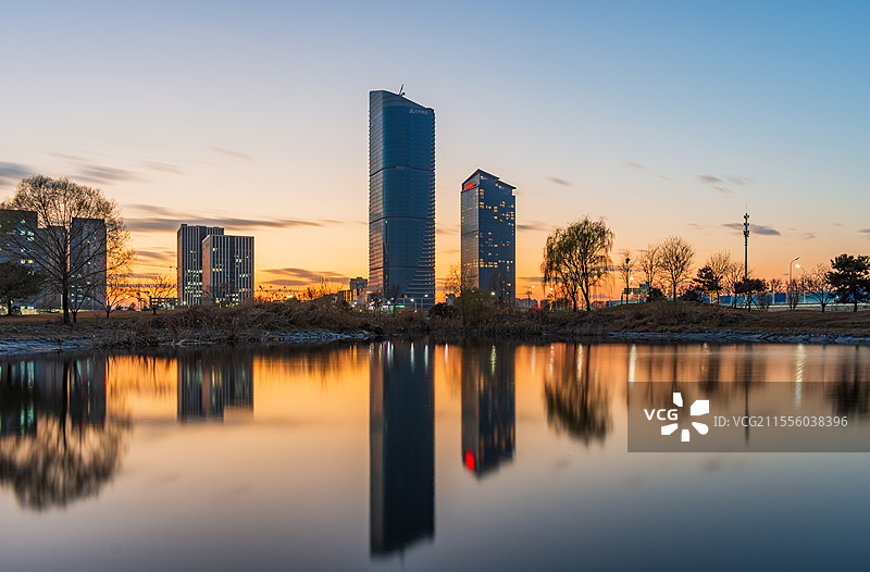 都市夜景的倒影之美：北京通州商务区图片素材