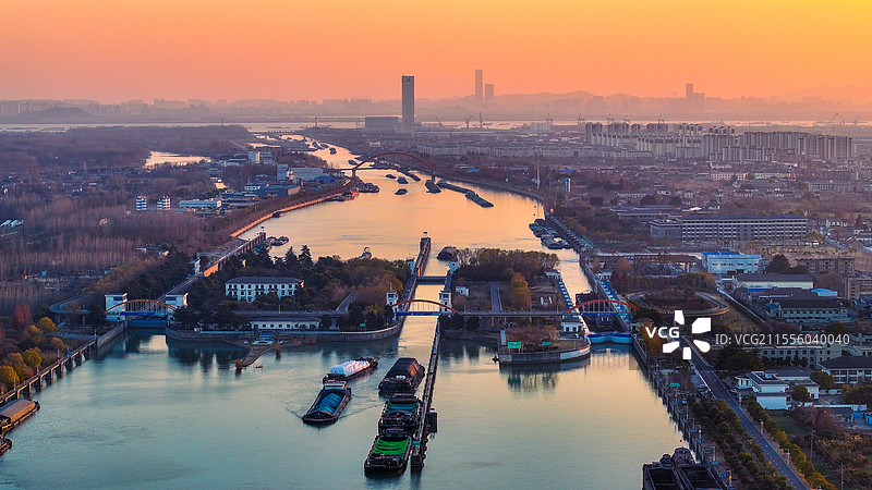 江河交汇 船行千里 运载中国，航拍京杭大运河扬州施桥船闸段图片素材