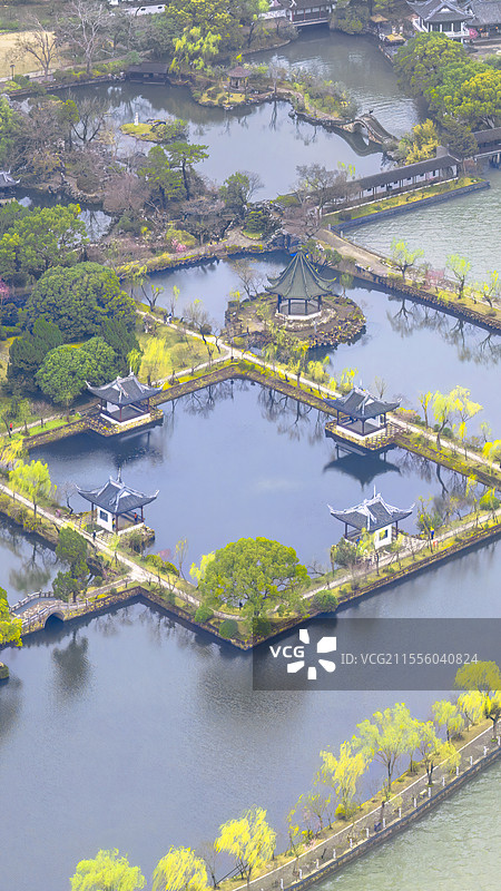 航拍三月春天惊蛰节气的江苏无锡蠡园蠡堤和四季亭以及刚长出新叶的杨柳树图片素材