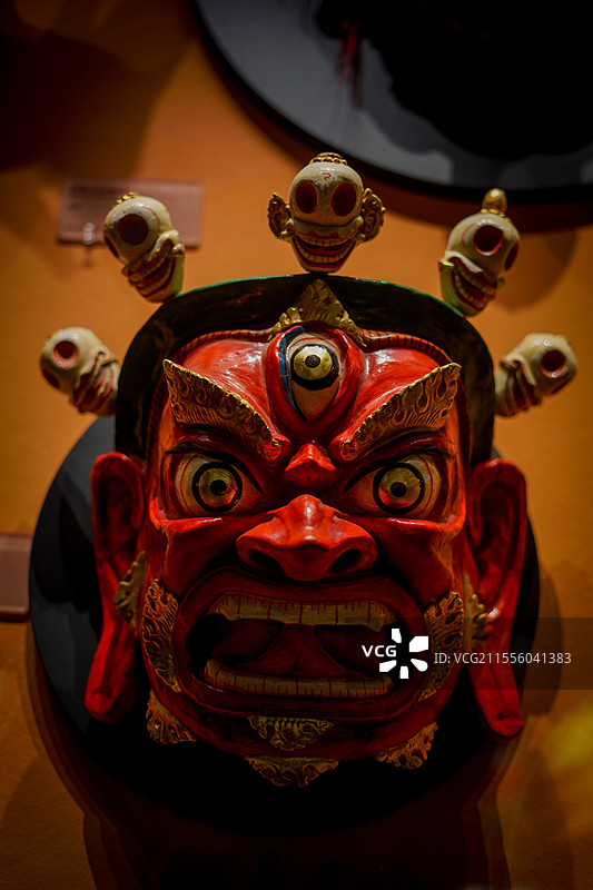 青海省博物馆陈设：红脸护法神面具图片素材