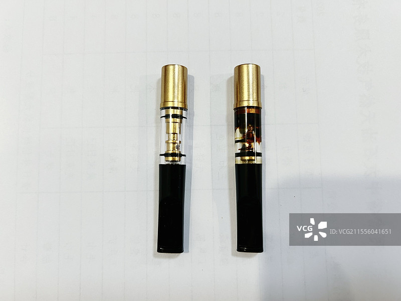 经过香烟过滤嘴后的残留黑色煤焦油图片素材