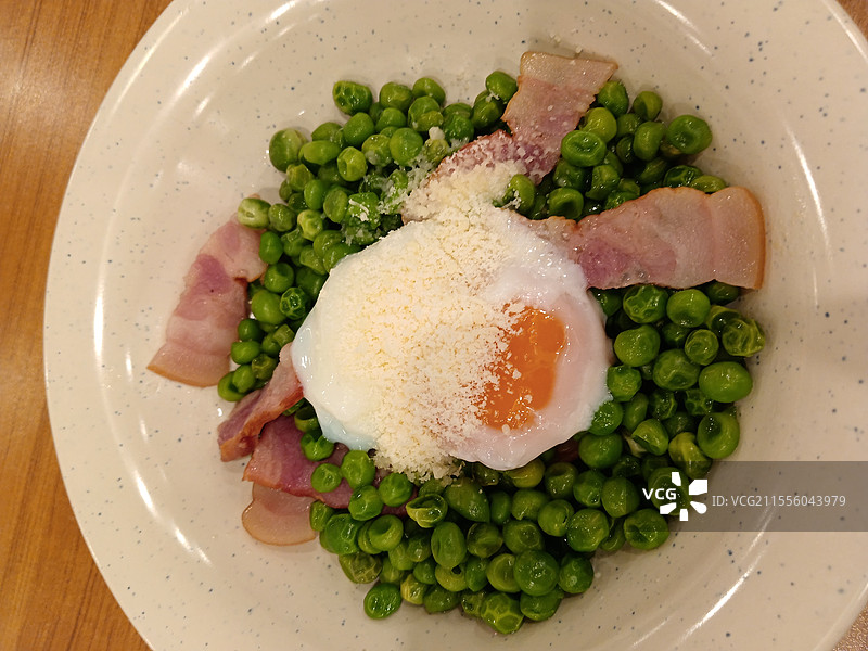 芝士火腿豌豆温泉蛋图片素材