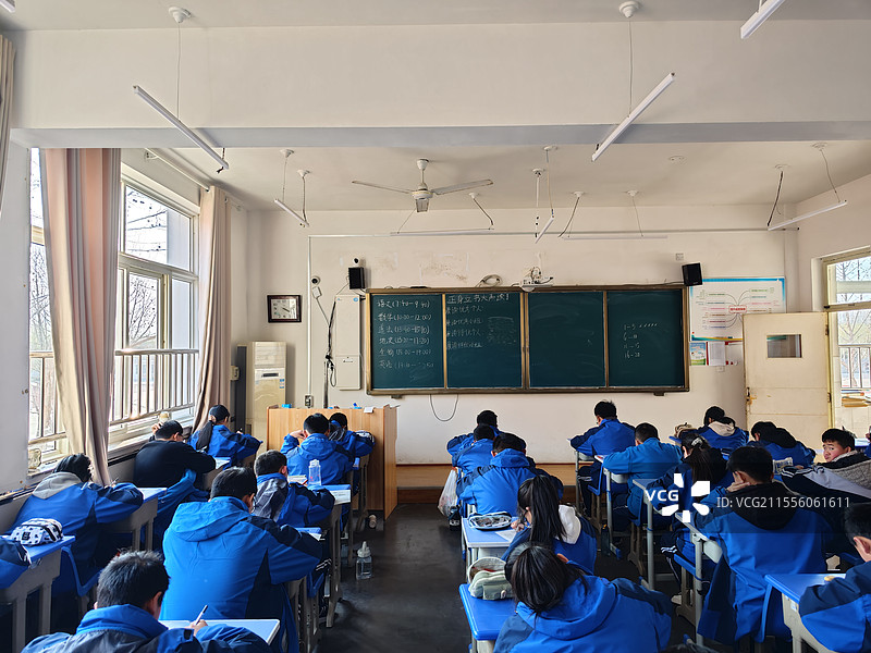 教室内考试的学生图片素材