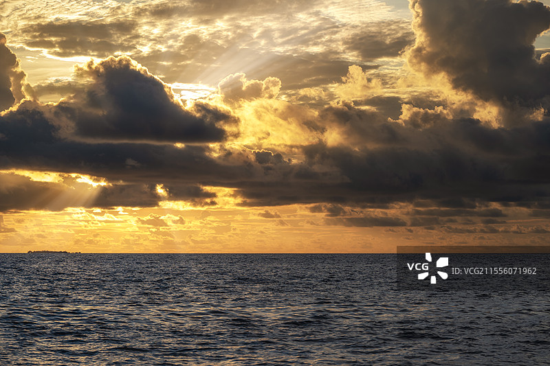 马尔代夫日出日落时的天空图片素材