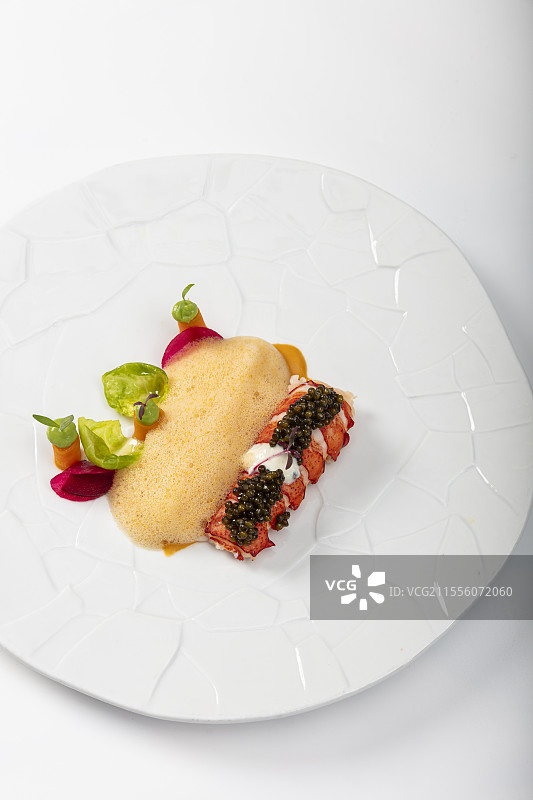 精致摆盘的法式鱼子酱红魔虾图片素材