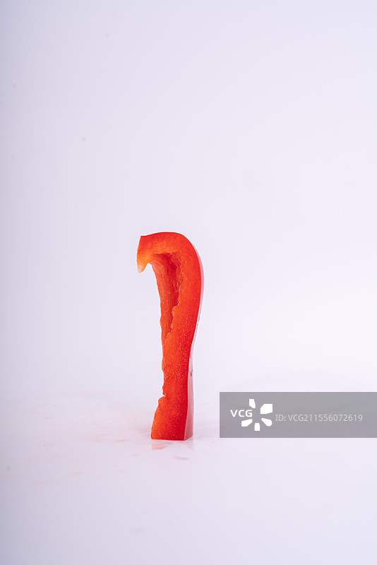 白色背景上的辣椒特写镜头图片素材