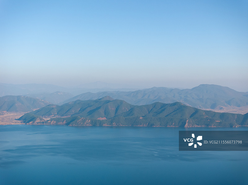 航拍云南泸沽湖的湖光山色图片素材