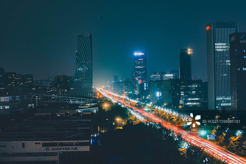 夜晚灯火通明、车辆川流不息的成都天府大道图片素材