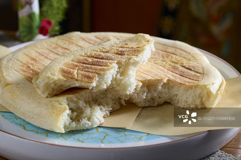 火烧馍蘸酱图片素材