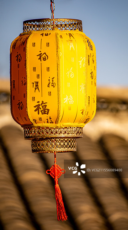 无锡惠山古镇水乡民居模糊背景中的黄色带福字春节过年悬挂的灯笼特写镜头图片素材
