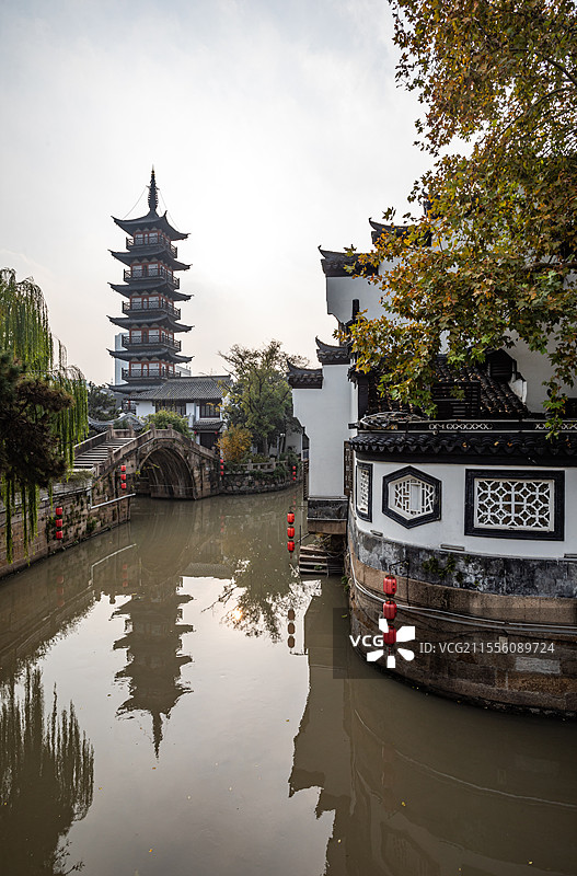上海嘉定州桥老街法华塔白墙黛瓦建筑倒影景观图片素材