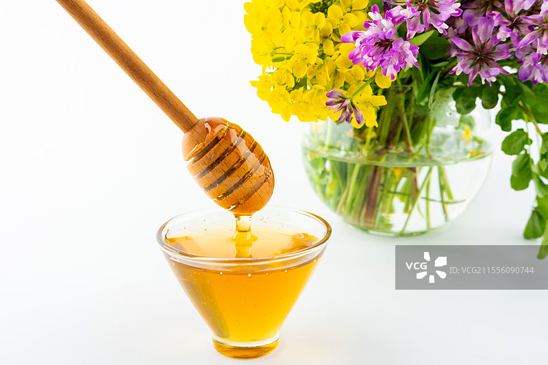 一杯金黄色的蜂蜜图片素材