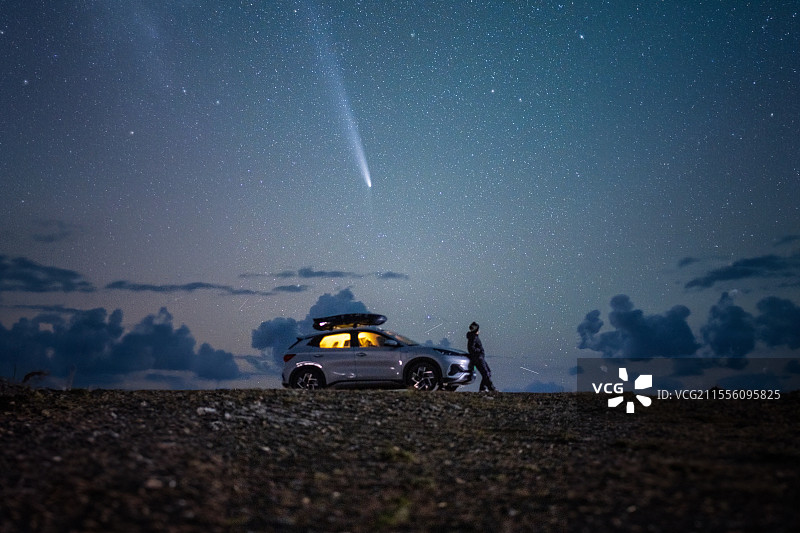 星空下站在车旁的人图片素材