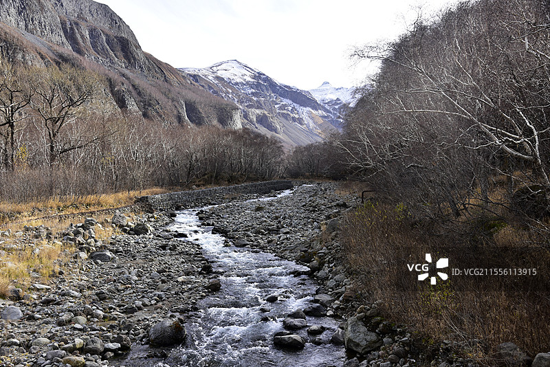 东北吉林省长白山天池景区长白瀑布流下的河水图片素材