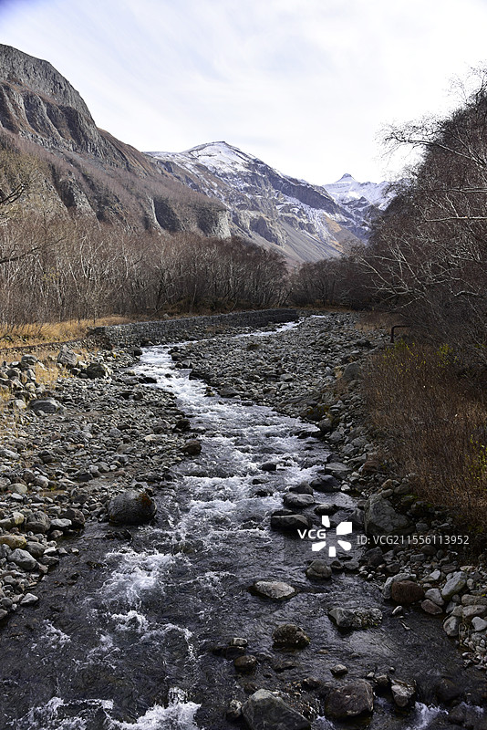 东北吉林省长白山天池景区长白瀑布流下的河水图片素材