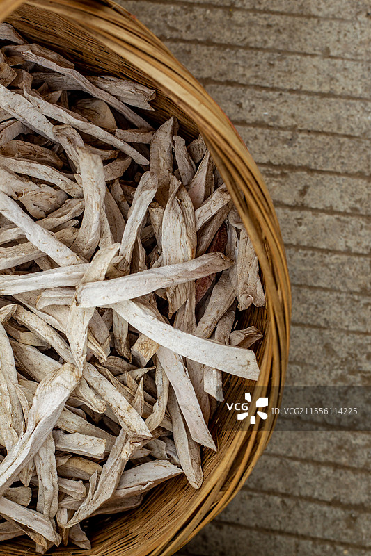 四川省绵阳市户外白昼新鲜出土的红苕，红薯，番薯图片素材