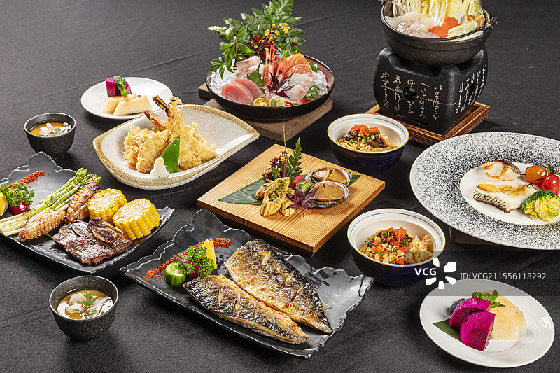 一桌日式精致料理摆盘套餐图片素材