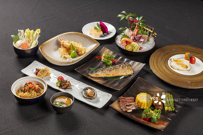 一桌日式精致料理摆盘套餐图片素材