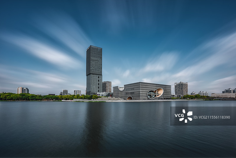 上海嘉定保利大剧院蓝天白云图片素材