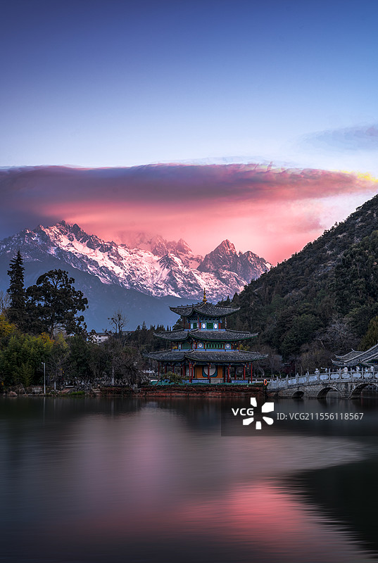 祥云玉龙—黑龙潭公园图片素材