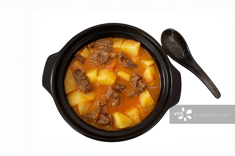 中国菜热菜番茄土豆炖牛腩，中式风味烹调烧菜，健康食物煮菜静物特写图片素材