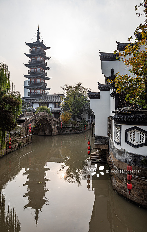 上海嘉定州桥老街法华塔白墙黛瓦建筑倒影景观图片素材