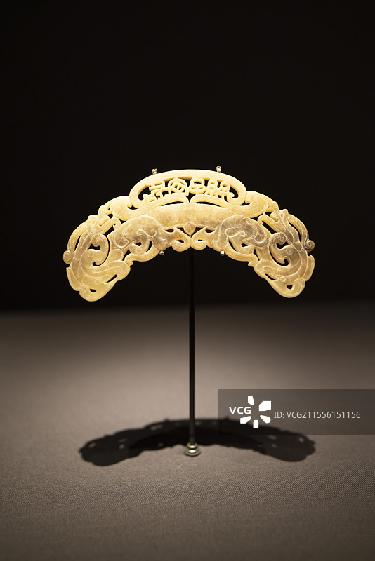 东汉“长宜子孙”双龙首璜形玉佩，出土于寿春镇计划生育服务站，藏于安徽楚文化博物馆图片素材