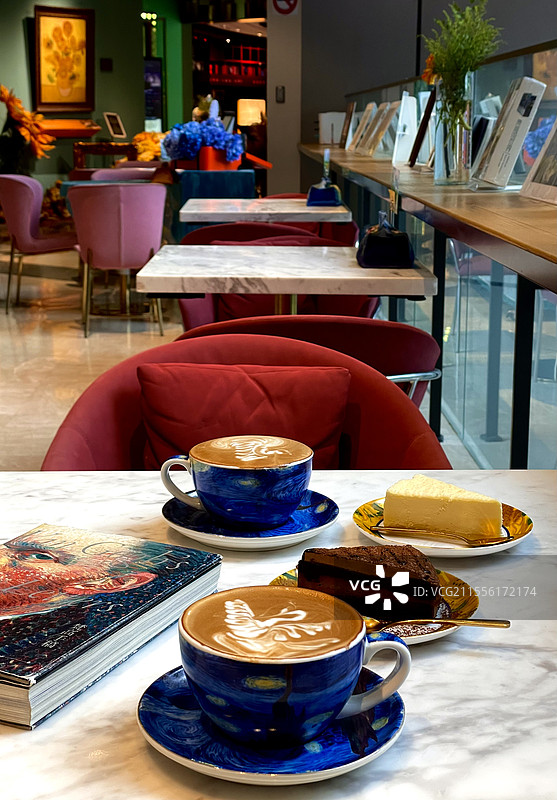 餐厅餐桌上的咖啡杯和甜点的高角度视图图片素材