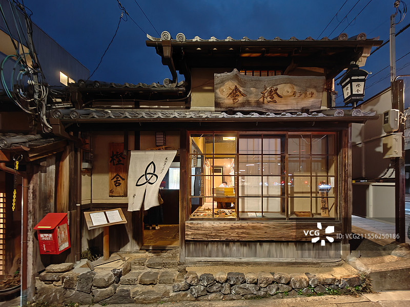傍晚时分日本奈良古城街边温暖的町屋小店图片素材